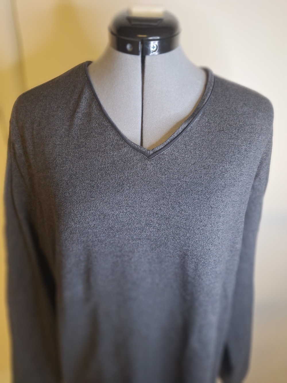 Calvin Klein Men's Charcoal V-Neck 100% Cotton Top Size Large.